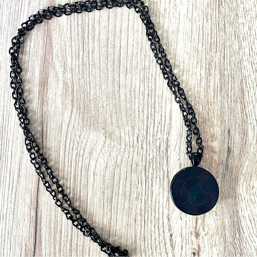 Marilyn Monroe Black and White Necklace, NWT - Picture 3 of 4